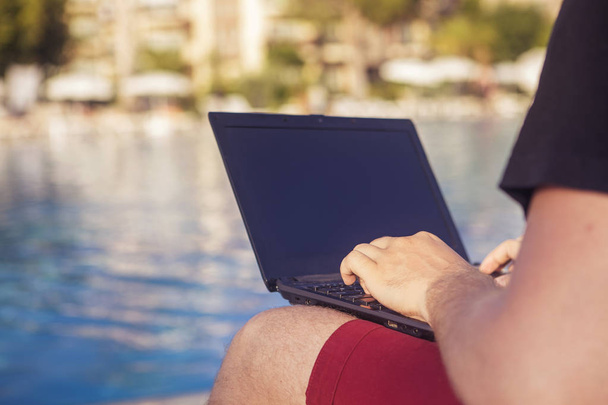 Homme d'affaires qui travaille sur un ordinateur portable pendant ses vacances
  - Photo, image