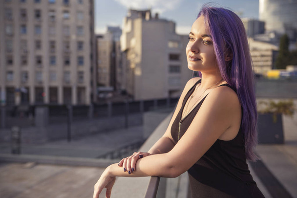 Hermosa mujer morena con el pelo de color (violeta violeta azul)
  - Foto, Imagen