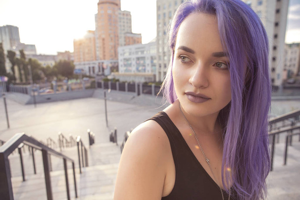 髪の色 (紫バイオレット ブルー) 美しいブルネットの女性  - 写真・画像