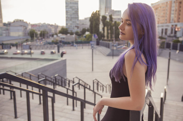 Mooie brunette vrouw met gekleurde (purple violet blauwe) haar  - Foto, afbeelding
