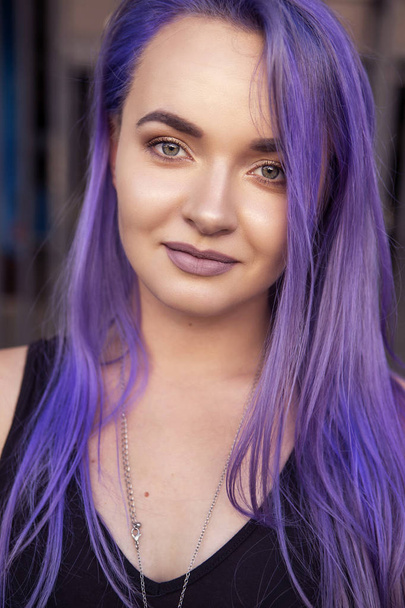 Beautiful brunette woman with colored (purple violet blue) hair  - Foto, Bild