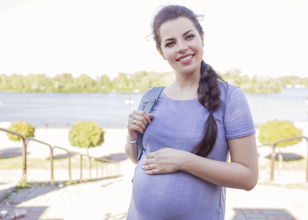 Beautiful brunette caucasian pregnant woman on summer walk outdo - Foto, immagini