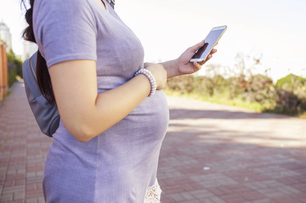 schöne brünette kaukasische schwangere Frau auf Sommer zu Fuß übertreffen - Foto, Bild