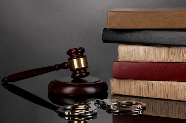 σφυρί, χειροπέδες και βιβλία σχετικά με το δίκαιο που απομονώνονται σε μαύρο - Φωτογραφία, εικόνα