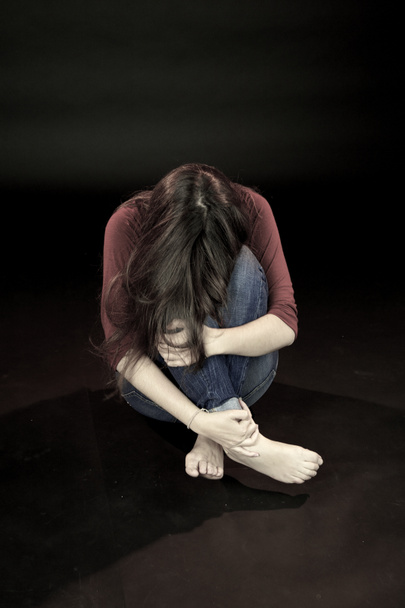 γυναίκα κρυμμένη, φοβάται για την ενδοοικογενειακή βία - Φωτογραφία, εικόνα