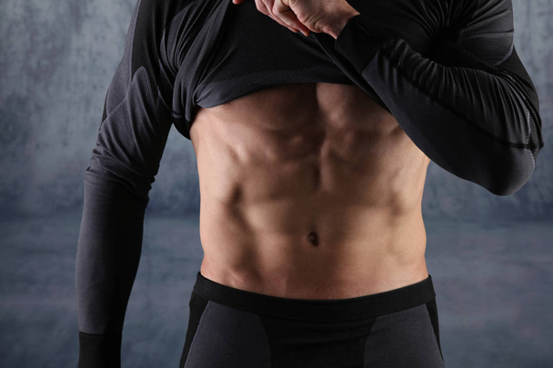 starker athletischer Mann muskulöser Körper, Oberkörper, Haarentfernung und Sixpack Bauchmuskeln aus nächster Nähe, Kopierraum - Foto, Bild