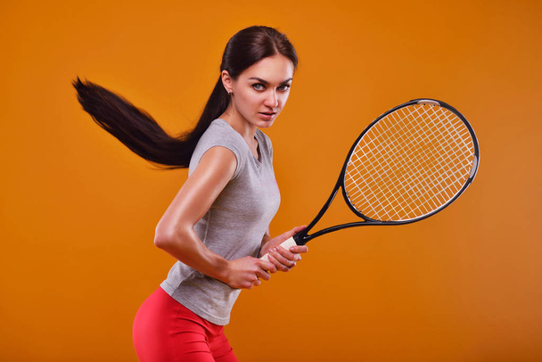 jugador de tenis listo para jugar y golpear
 - Foto, imagen