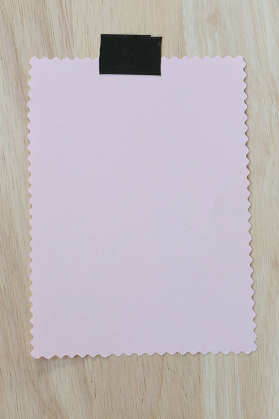 Рожевий блокнот порожній і копіювати простір на дерев'яному фоні
. - Фото, зображення