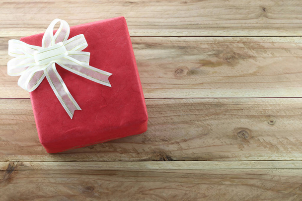 Caja de regalo se coloca en el suelo de madera
. - Foto, Imagen