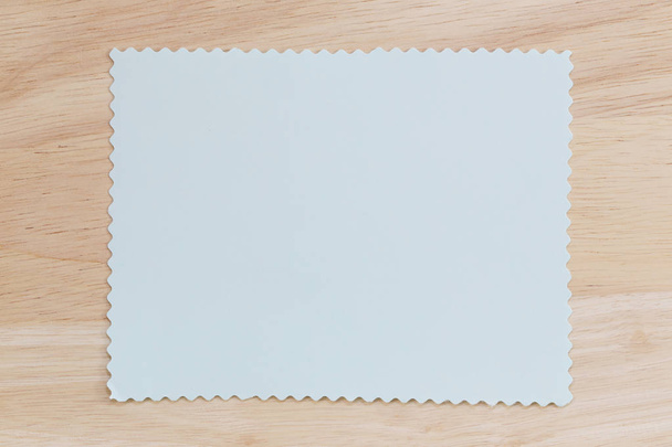 Sininen muistilehtiö paperi rypistynyt tyhjä ja kopioi tilaa puinen ba
 - Valokuva, kuva