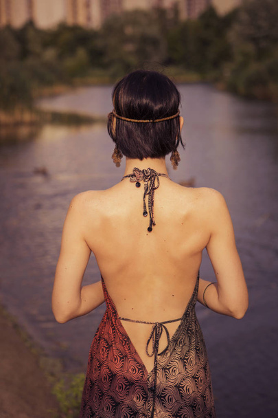 Сексуальна брюнетка милий жінка в етнічному стилі богемський Бохо хіпі д-р - Фото, зображення
