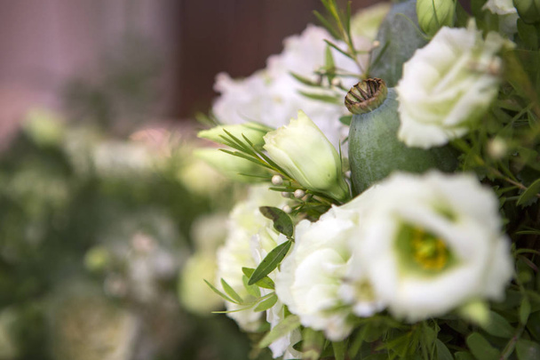 ガラスのテーブルの上の新鮮なトルコギキョウ バラ花束組成 va - 写真・画像