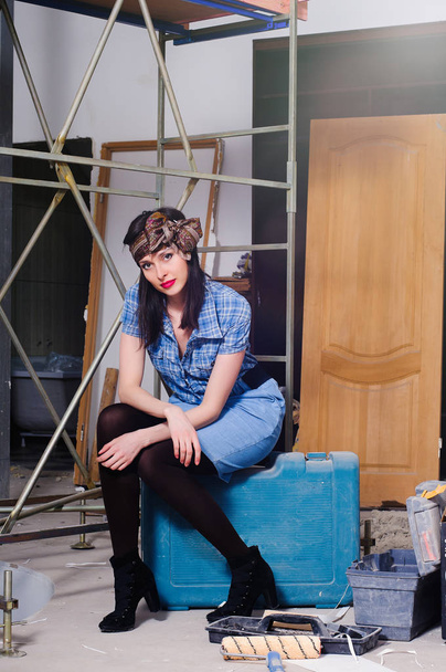 schöne modische junge Frau macht Reparaturen zu Hause - Foto, Bild