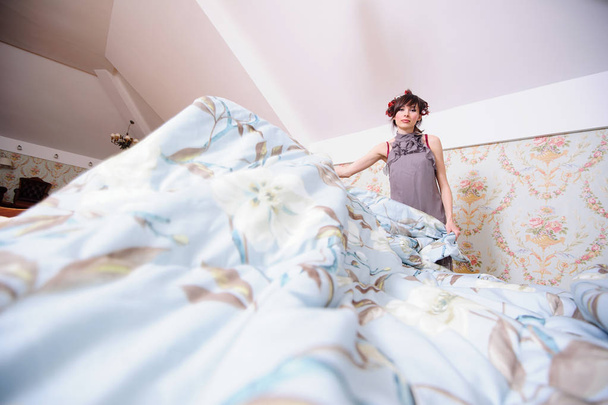 красивая женщина убирает постель
 - Фото, изображение