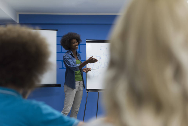 Black woman Speaker at Seminar  - Foto, Bild