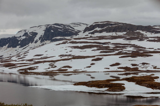 Norway scenic mountains with frozen lake. - Foto, Bild