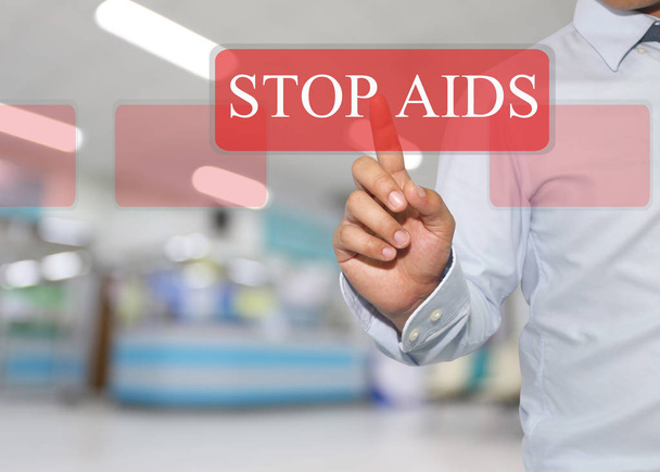 Χέρι του επιχειρηματία αγγίξει κείμενο στο Stop Aids στο νοσοκομείο θολή  - Φωτογραφία, εικόνα