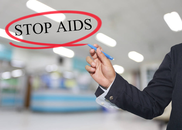 Рука бізнесмена пише текст в STOP СНІДу на лікарні розмитий
  - Фото, зображення