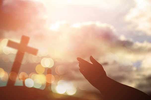 Las manos humanas abren el culto a la palma. Eucaristía Terapia Bendice a Dios Él
 - Foto, Imagen