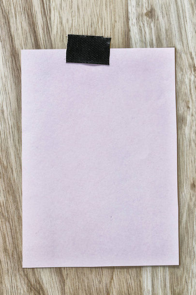 Papel de bloc de notas rosa de espacio vacío y copia sobre fondo de madera
. - Foto, imagen
