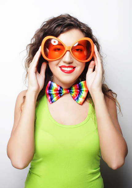 mujer divertida joven con grandes gafas de sol naranjas
 - Foto, Imagen
