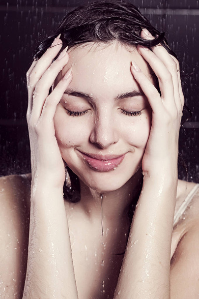linda chica rizada tomando una ducha
 - Foto, imagen