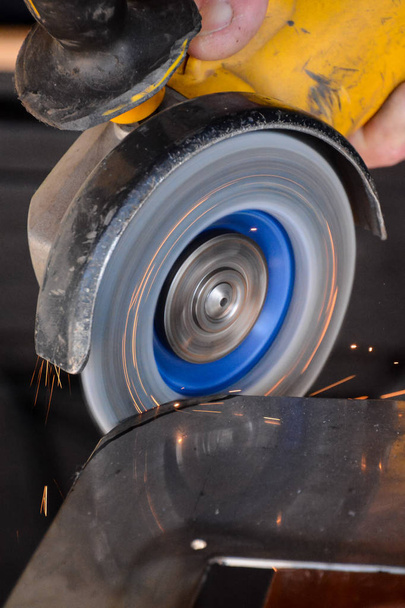 Řezná ocel s úhlovou bruskou při servisu - Fotografie, Obrázek
