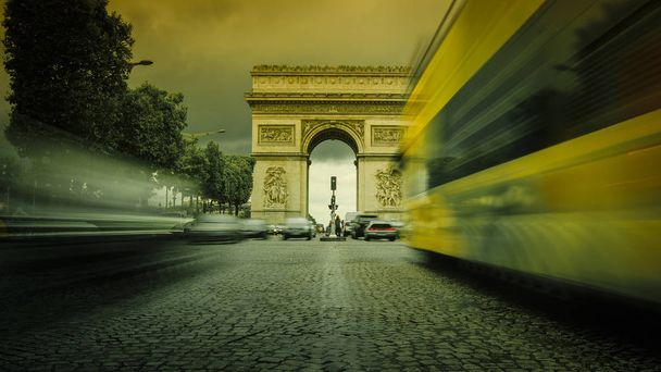 Arc de triomphe paris Stadt bei Sonnenuntergang - Triumphbogen - Foto, Bild