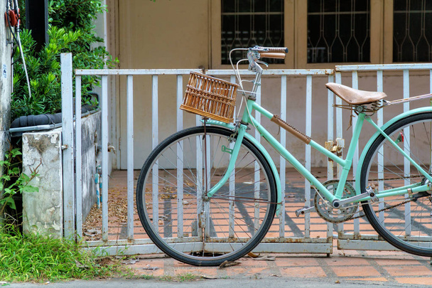 Παλιό ποδήλατο με κενό καλάθι πάρκο, ρόδα ποδηλάτων κοντινό vintag - Φωτογραφία, εικόνα