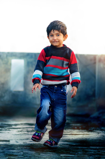 " Неслухняний портрет хлопчика, який грає на даху "
 - Фото, зображення