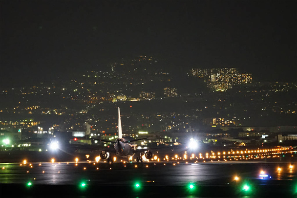 Vliegtuig opstijgen in de nacht - Foto, afbeelding