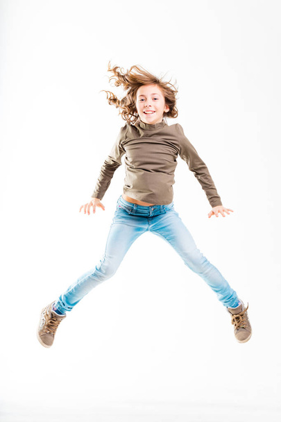 Springendes Mädchen isoliert auf weiß - Foto, Bild
