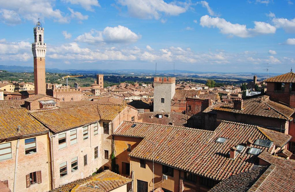 Palazzo Comunale e telhados de Siena
. - Foto, Imagem