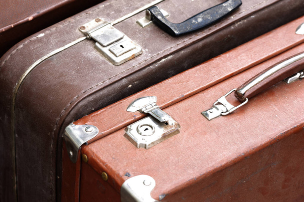 vieille valise minable en cuir véritable
 - Photo, image