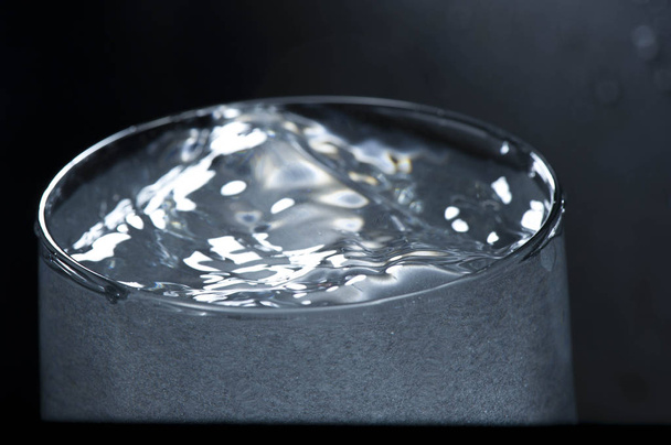 O momento de colocar água no copo
 - Foto, Imagem