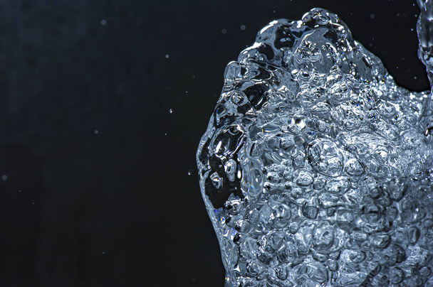 Момент наливания воды в стакан
 - Фото, изображение