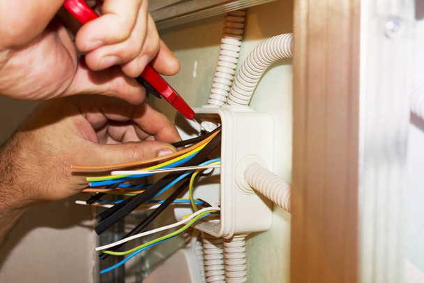 Elettricisti cancella filo per l'installazione di energia elettrica
 - Foto, immagini