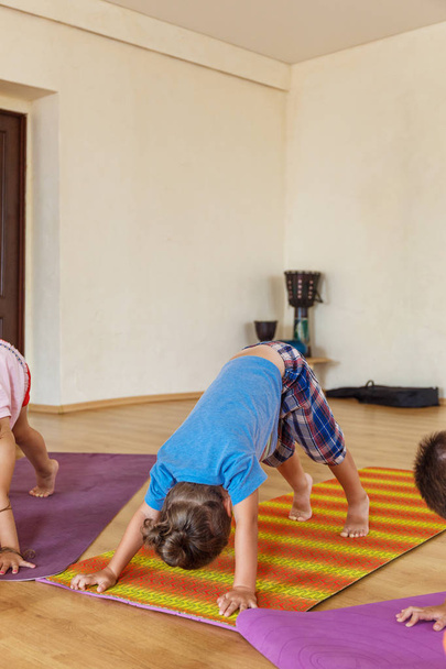 Little boy on a yoga class - Fotoğraf, Görsel