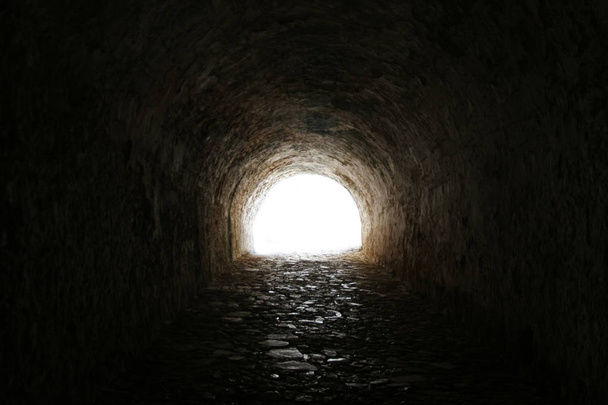 Skalista długi tunel. - Zdjęcie, obraz
