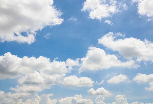 Krásná modrá obloha a bílé mraky pozadí - Fotografie, Obrázek