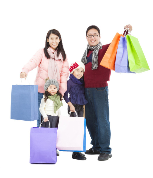 glückliche asiatische Familie mit Einkaufstasche in Winterkleidung - Foto, Bild