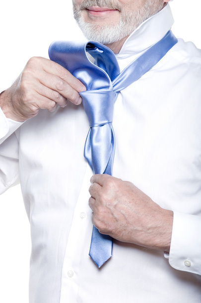 uomo anziano ottenere vestito legatura windsor cravatta
 - Foto, immagini