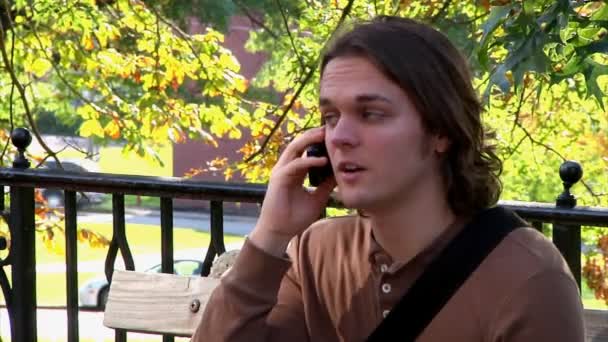 een student gesprekken op zijn mobiele telefoon op de campus - Video