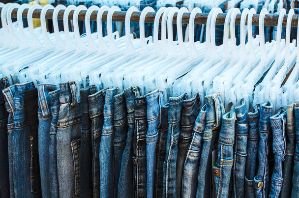 Fila di jeans e pantaloni in vendita
 - Foto, immagini