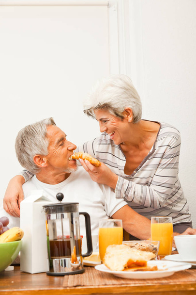 felice coppia anziana che fa colazione - Foto, immagini