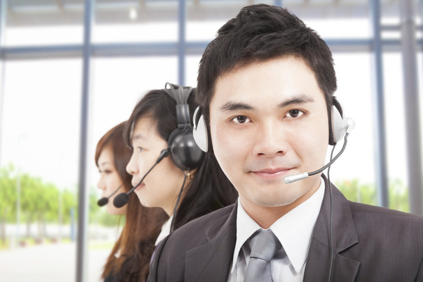 Inteligente asiático hombre de negocios con call center agente
 - Foto, imagen