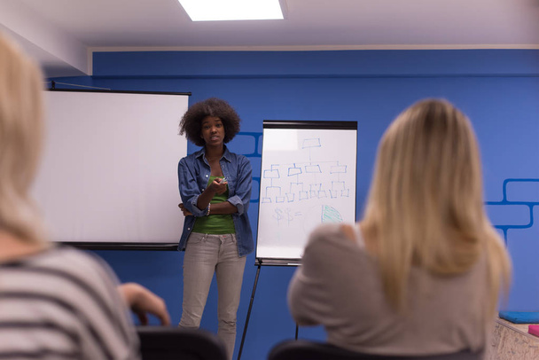 Musta nainen puhuja seminaari Corporate Business Meeting Concept - Valokuva, kuva