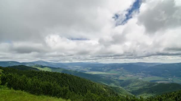 Graue Wolken fliegen im Zeitraffer über schöne grüne Landschaft - Filmmaterial, Video