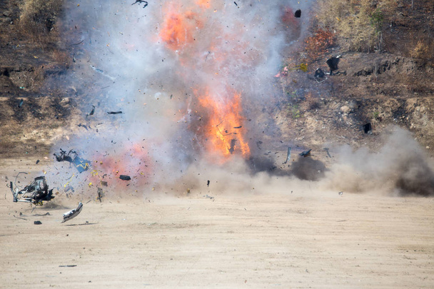 φωτιά και την κυκλοφορία των αυτοκινήτων μέρος φυσητό μακριά από εγκεκριμένο βόμβα αυτοκινήτων - Φωτογραφία, εικόνα