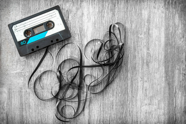 Audio-Band ausgerollt Hintergrund Holz Vintage entrollen kompakte Kassette - Foto, Bild
